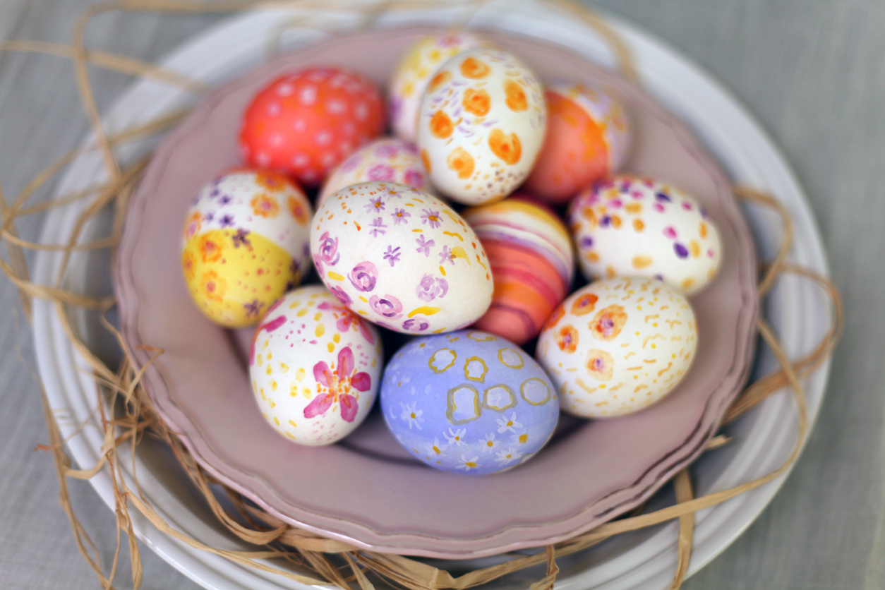 Βαφή αυγών με φυσικό τρόπο: Ποια τρόφιμα να επιλέξεις και οι οδηγίες που χρειάζεσαι