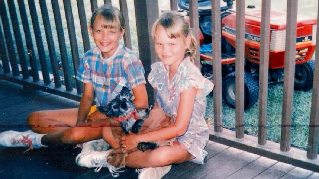 «Ο πατέρας μας ήταν διεστραμμένος»: Η μαρτυρία μιας υιοθεσίας που πήγε εντελώς στραβά