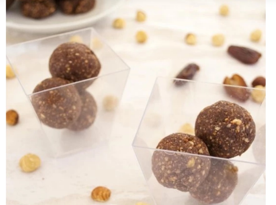 Μια συνταγή για τρουφάκια με φουντοκόπαστα από τη διατροφολόγο