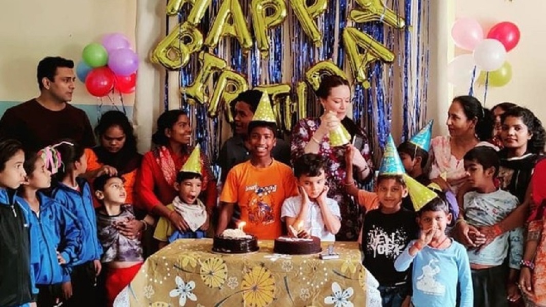 34χρονη γυναίκα πούλησε όλα της τα υπάρχοντα, μετακόμισε στην Ινδία και υιοθέτησε 11 ορφανά