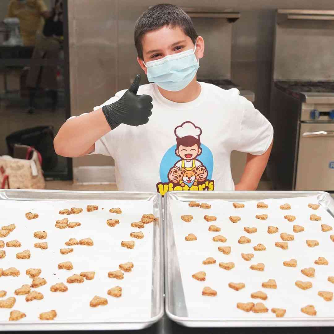 10χρονο αγόρι άνοιξε μαγαζί με μπισκότα και δωρίζει τα κέρδη σε καταφύγια ζώων