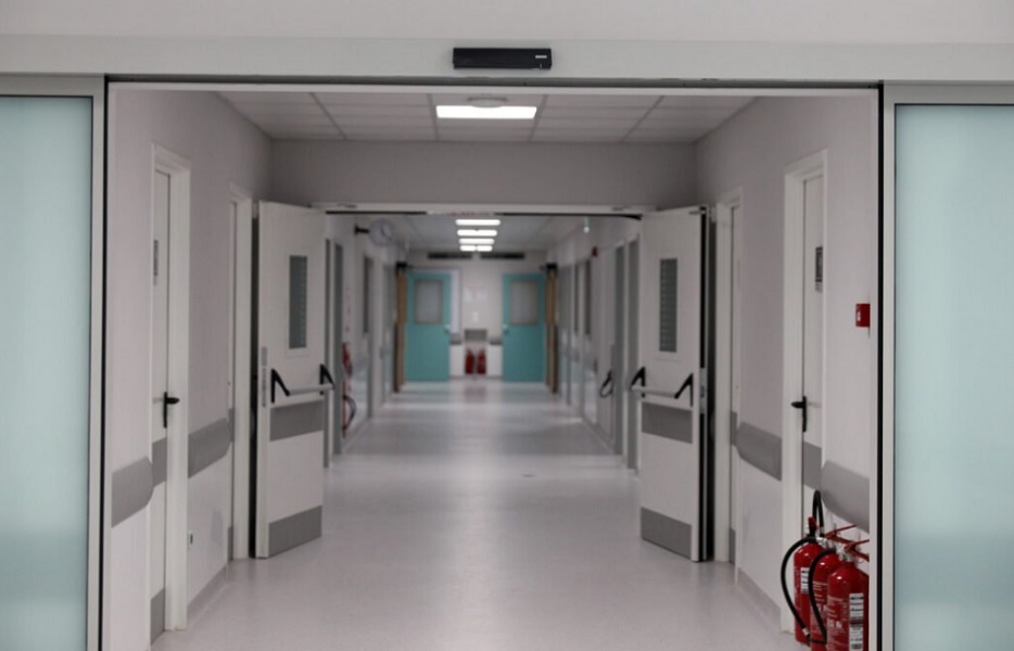 Κορωνοϊός: Διασωληνωμένο 17χρονο αγόρι στον Ερυθρό