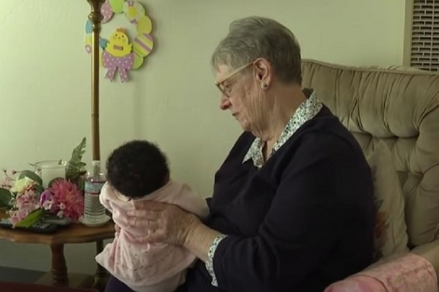 78χρονη ανάδοχη μητέρα έχει φροντίσει 81 παιδιά: «Όλα τους με έχουν σημαδέψει»