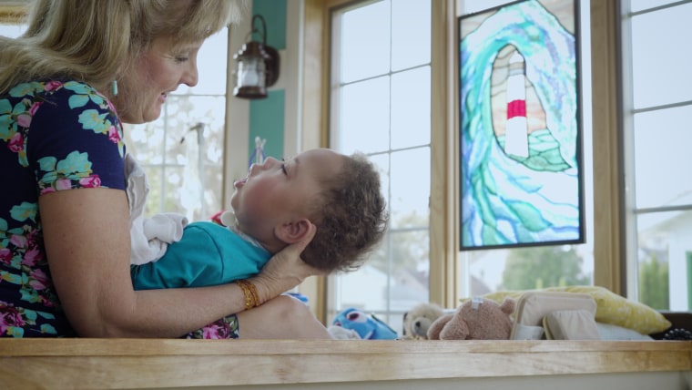 Ζευγάρι φροντίζει παιδιά με ασθένειες σε τερματικό στάδιο τα οποία εγκαταλείπουν οι γονείς τους