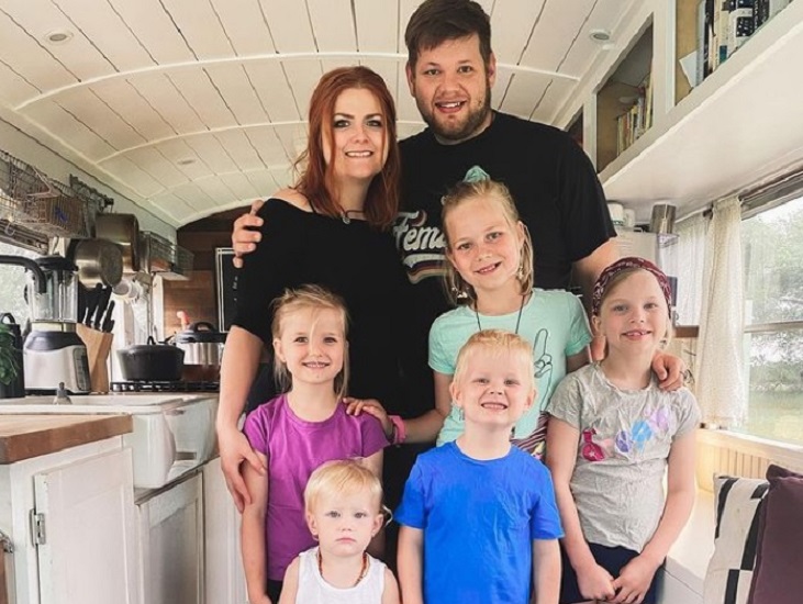 Ζευγάρι με 5 παιδιά μεταμόρφωσε ένα σχολικό λεωφορείο στο σπίτι των ονείρων του