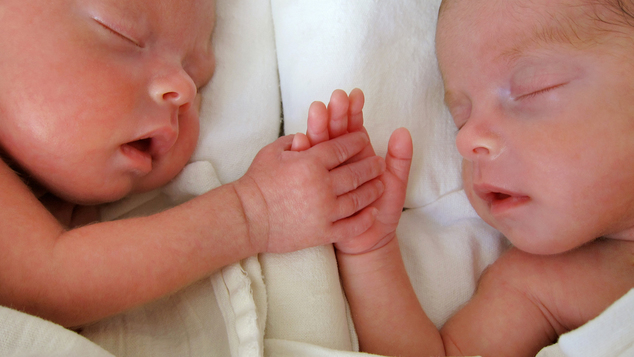 «Η μαμά μου λίγο πριν πεθάνει μού είπε ότι είμαι έγκυος»: Απέκτησε δίδυμα αφού είχε χάσει 12 μωρά