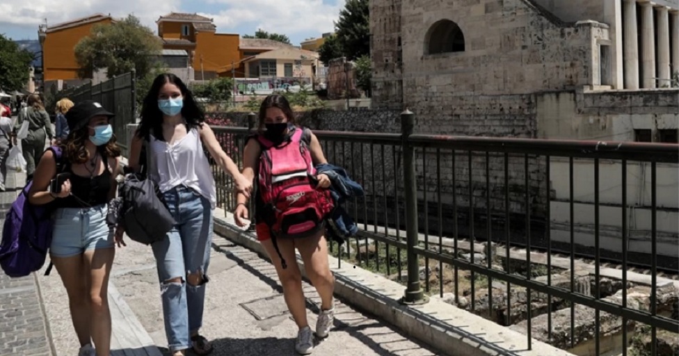 Βγαίνουν οι μάσκες στους εξωτερικούς χώρους: Σήμερα η απόφαση των ειδικών - Πού θα συνεχίσουμε να τις φοράμε