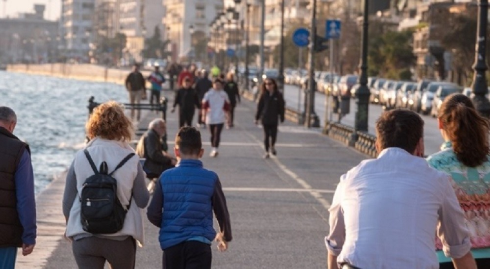 Χωρίς μάσκα από σήμερα σε εξωτερικούς χώρους - Αίρεται ο περιορισμός της νυχτερινής κυκλοφορίας από 28/6