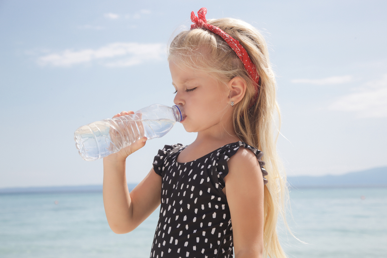Καύσωνας: Οι συμβουλές για να προστατέψουμε τα παιδιά από την πολλή ζέστη