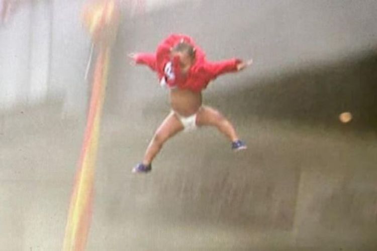 Νότια Αφρική: Μητέρα πέταξε την κόρη της από φλεγόμενο κτίριο για να τη σώσει