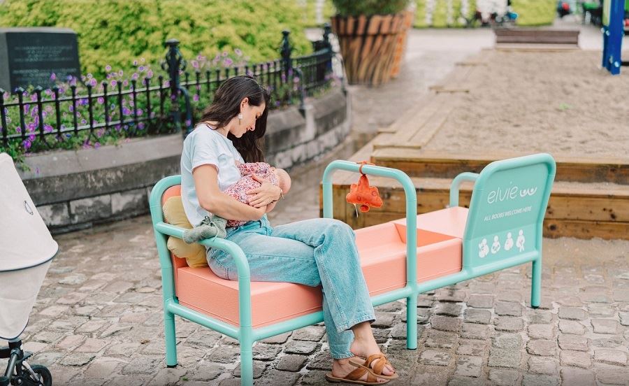 Το πρώτο παγκάκι θηλασμού στο Βέλγιο ελπίζει να σπάσει τα ταμπού