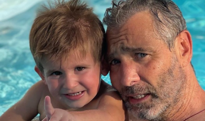 O Θοδωρής Αθερίδης τρελαμένος παππούς ''Aγαπώ κι όλον τον κόσμο γιατί ζεις κι εσύ μαζί'