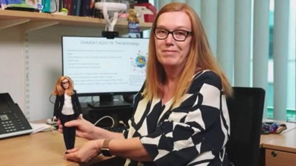 Η δημιουργός του εμβολίου της AstraZeneca έγινε Barbie
