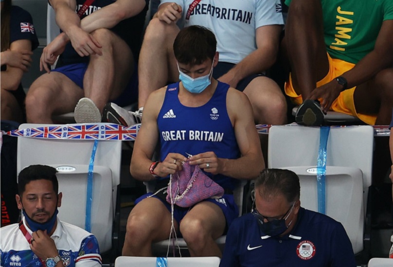 Ο Ολυμπιονίκης που έγινε viral επειδή έπλεκε στις εξέδρες