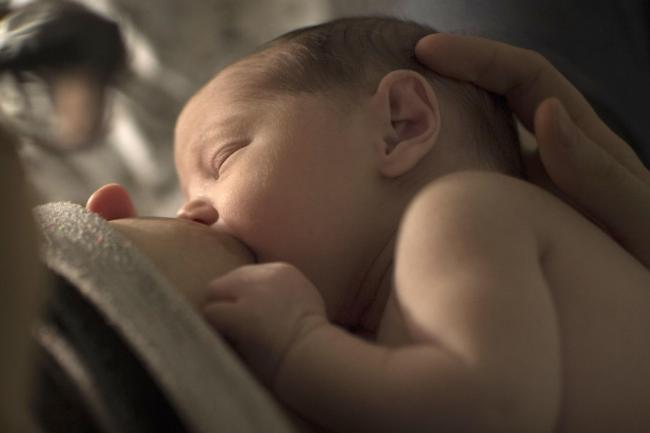 Οι θηλάζουσες μητέρες που είχαν περάσει Covid-19 εκκρίνουν αντισώματα στο γάλα τους έως δέκα μήνες μετά