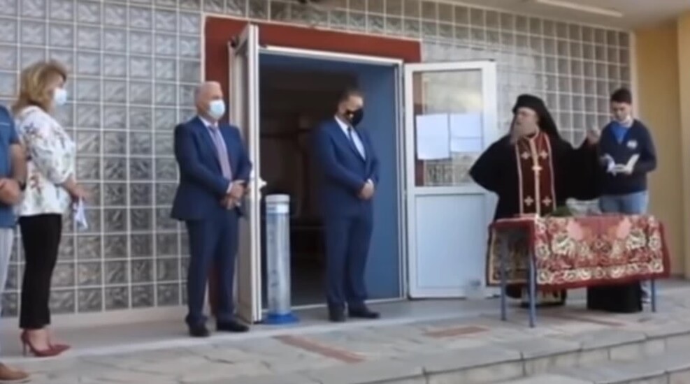 Επεισοδιακός αγιασμός σε σχολείο- «Να κρατάω το σταυρό του Χριστού και να φοράω μάσκα;»