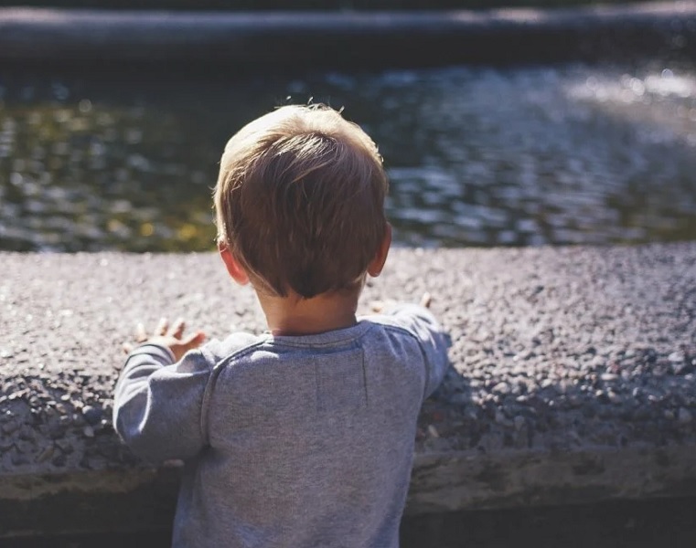 Νεκρό παιδί από αμοιβάδα που "τρώει" τον εγκέφαλο – Κόλλησε σε συντριβάνι