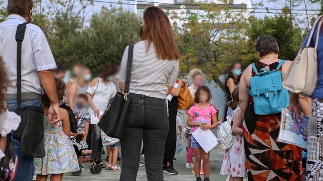 Αντιεμβολιαστές γονείς στην Ηλεία: Μήνυσαν εκπαιδευτικούς για εσχάτη προδοσία και βασανισμό