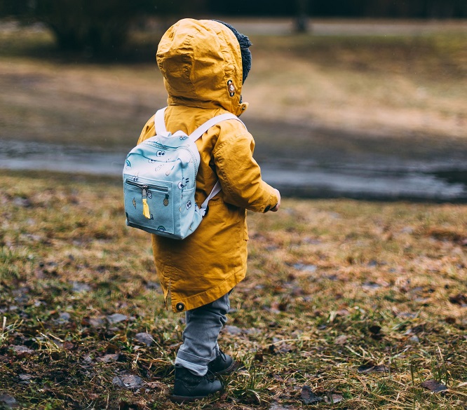 Το παιδί δεν είναι νευρολογικά το ίδιο έτοιμο στα 2 όπως στα 5 για τον αποχωρισμό από τη μαμά