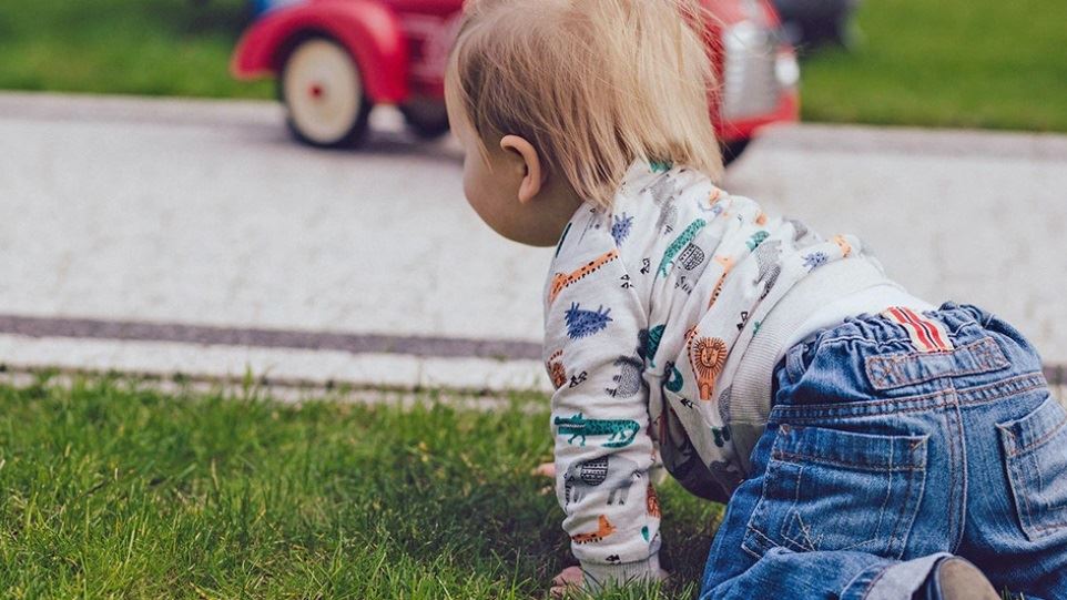 Ελασσόνα: Μωράκι δέκα μηνών βρέθηκε να μπουσουλάει τα μεσάνυχτα στο δρόμο!