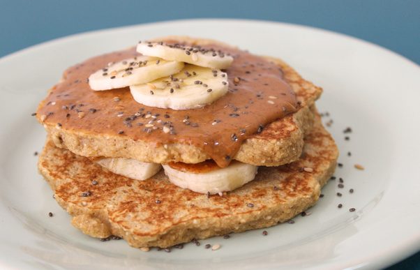 Pancakes πρωινού με βρώμη, μπανάνα και ταχίνι