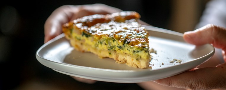 Εύκολη συνταγή για αλμυρό κέικ με σπανάκι