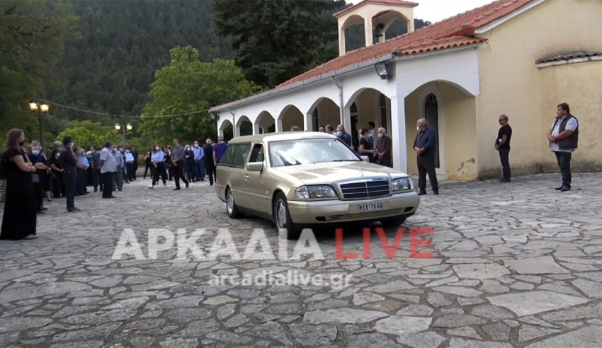 Αρκαδία: Θλίψη στην κηδεία του 15χρονου – Είχε κάνει την πρώτη δόση του εμβολίου