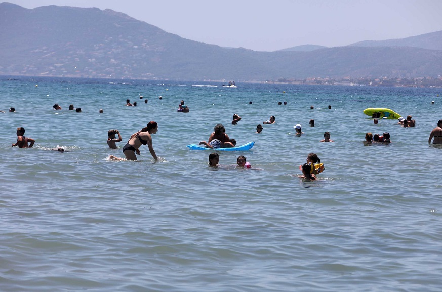 Νάξος: Θρίλερ σε παραλία με 15χρονο κορίτσι – Μάχη των γιατρών να την κρατήσουν στη ζωή