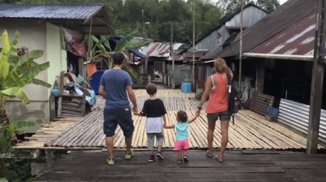 Η περιπετειώδης ιστορία της ελληνικής οικογένειας που γυρίζει όλο τον κόσμο με τα παιδιά της