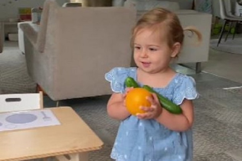 H μόλις 24 μηνών μικρή, φτιάχνει μόνη της το σνακ της και πλένει τα πιάτα! - Απολαύστε την!