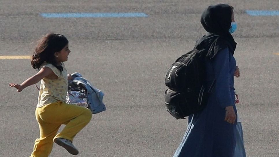 Το παιδικό φως νικά το σκοτάδι: Η φωτό με το χαρούμενο κοριτσάκι που φτάνει στο Βέλγιο