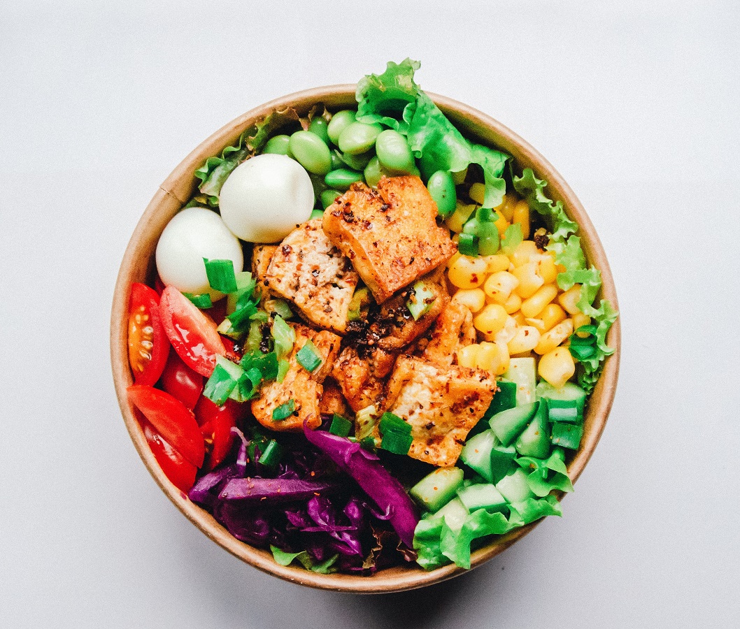 H υγιεινή διατροφή αποτελεί βασική παράμετρο για να αντιμετωπίσεις αποτελεσματικά τον κορονοϊό