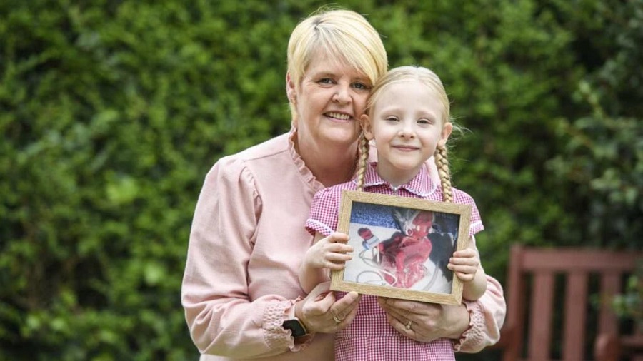 Κοριτσάκι που γεννήθηκε 1.100 γραμμάρια και κρατήθηκε ζωντανή σε μια σακούλα σάντουιτς, κάνει το θαύμα και πάει σχολείο