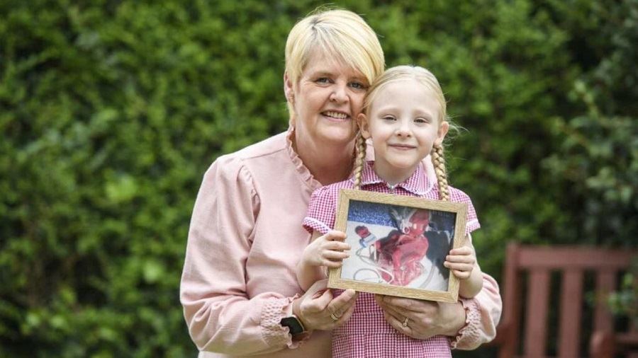 Κοριτσάκι που γεννήθηκε 1.100 γραμμάρια και κρατήθηκε ζωντανή σε μια σακούλα σάντουιτς, κάνει το θαύμα και πάει σχολείο