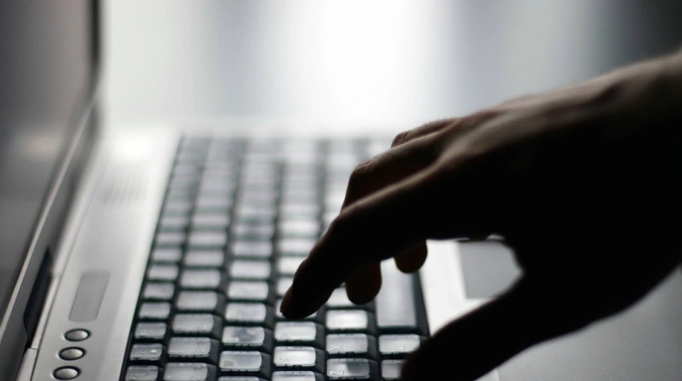 Έστελνε σεξουαλικά μηνύματα και φωτογραφίες σε 12χρονη και τελικά αποδείχθηκε συγγενής της!