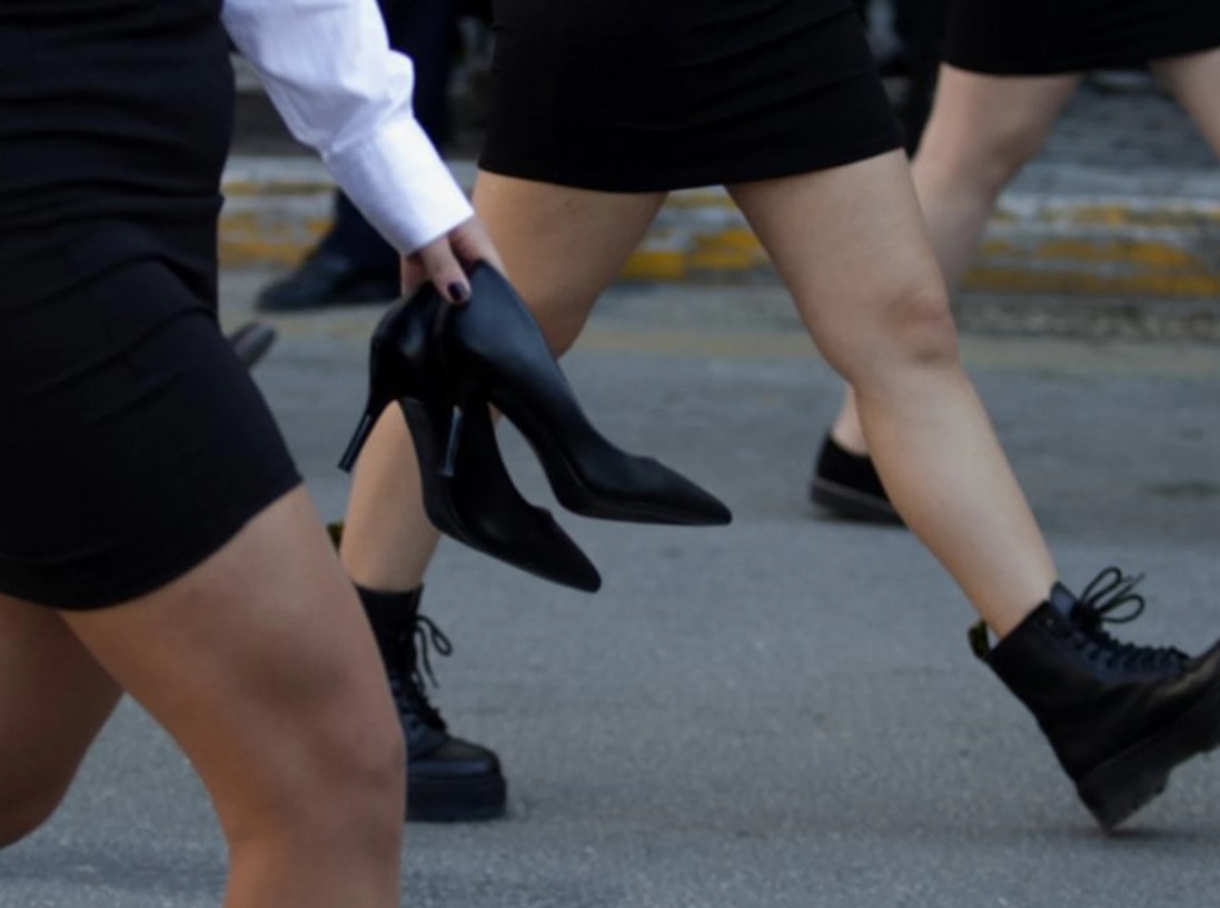 Πάτρα: Viral η μαθήτρια που έβγαλε τις γόβες της στην παρέλαση και περπάτησε ξυπόλητη