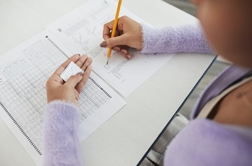 Μαθητές πήγαν την αντιγραφή σε άλλο επίπεδο: Ενσωμάτωσαν στις σαγιονάρες microchip & Bluetooth στο αυτί (φωτό & βίντεο)