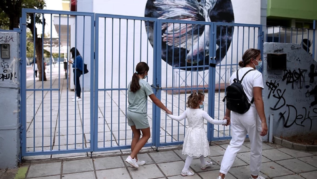 Μοσχάτο: Τα σεξιστικά σχόλια και τα αιτήματα φιλίας σε μαθήτριες - Νέες καταγγελίες σοκ για τον 45χρονο εκπαιδευτικό