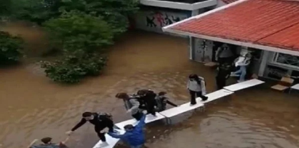 Νέα Φιλαδέλφεια: Μαθητές πάνω σε θρανία για να φύγουν από πλημμυρισμένο σχολείο (video)