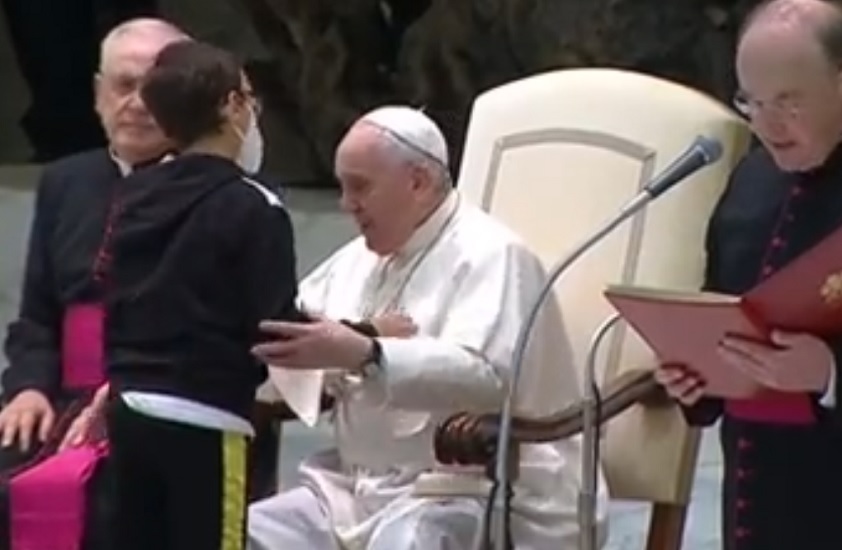 Βατικανό:  Ένα αγόρι κλέβει την παράσταση στην ακρόαση του Πάπα Φραγκίσκου (Βίντεο)
