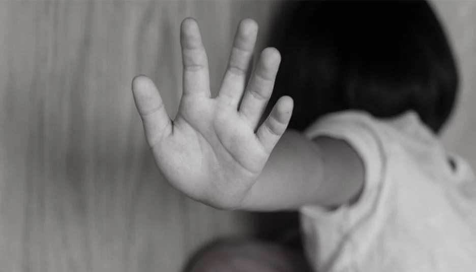 Βιασμός 8χρονης στη Ρόδο: Γιατί μπήκε στο μικροσκόπιο των Αρχών η οικογένεια - Άγνοια δηλώνει η μητέρα