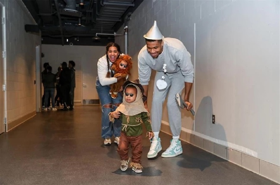 Γιάννης Αντετοκούνμπο: Απίθανη εμφάνιση με τους γιους του για το Halloween - Οι τρυφερές φωτό