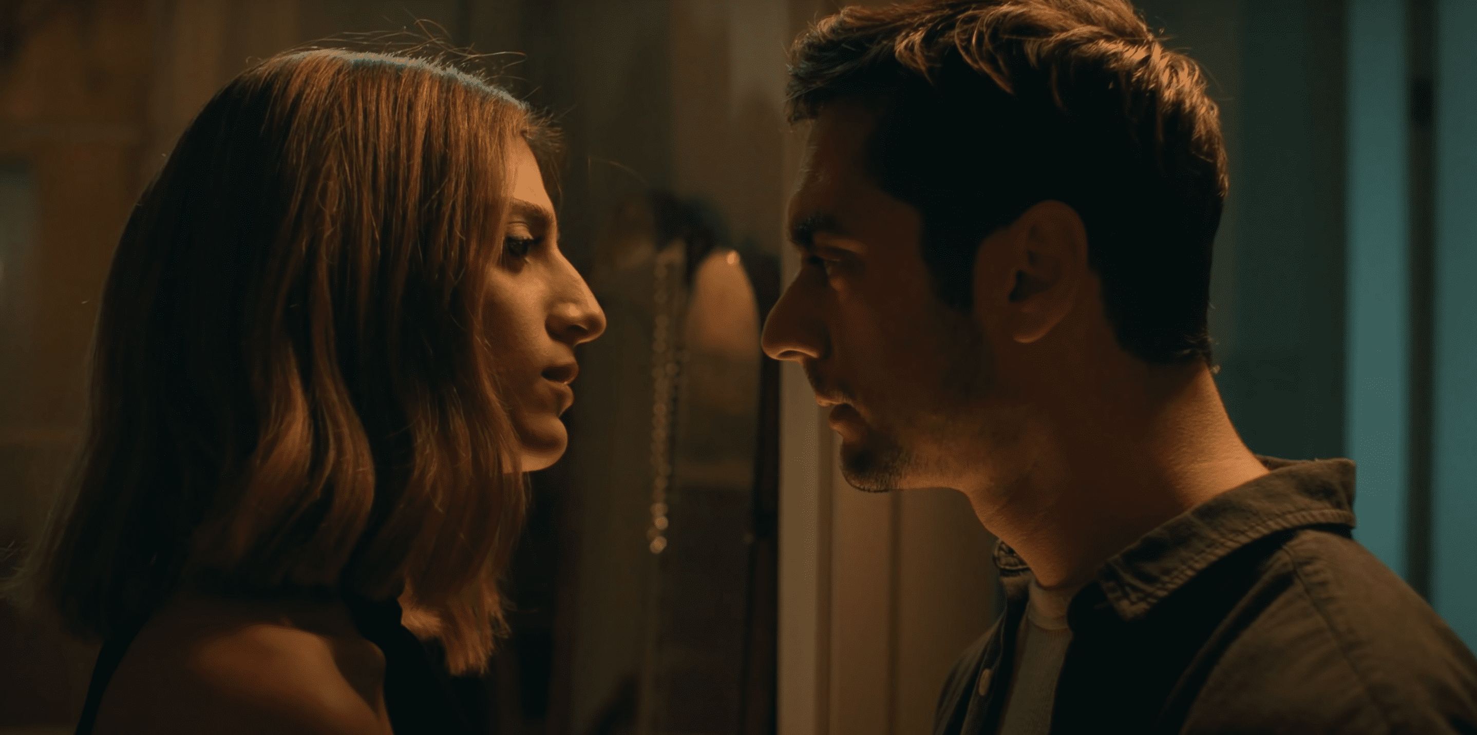 «Μη με αφήσεις ποτέ γιατί θα σου κάνω κακό»: Συγκλονιστική καμπάνια της Lacta για τις γυναικοκτονίες