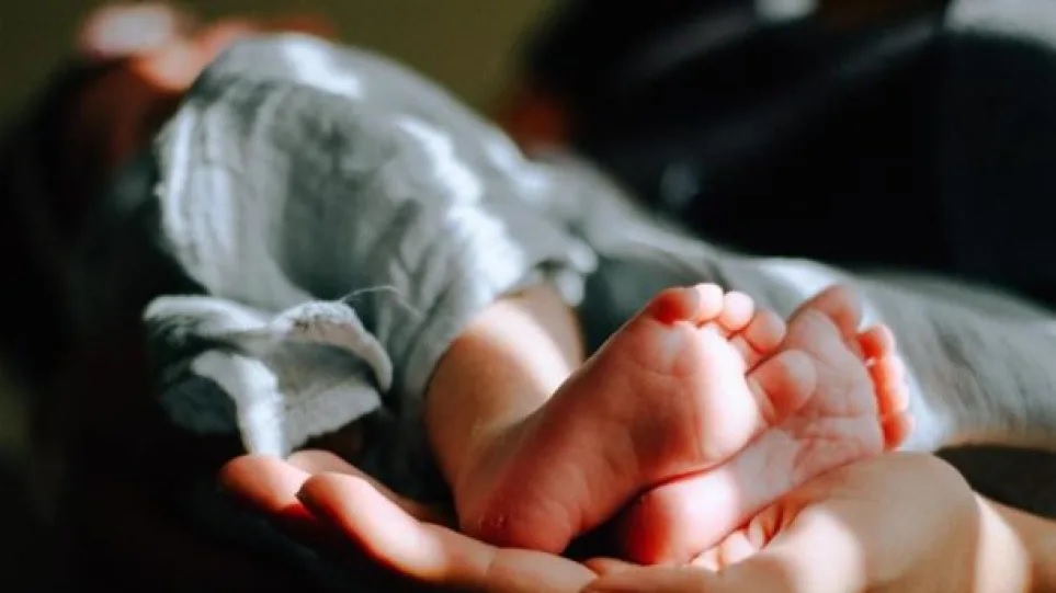 Γυναίκα που είχε εγκαταλειφθεί ως μωρό: Μην πετάτε τα παιδιά σας