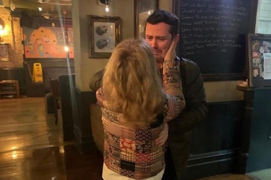 H έκπληξη μιας μαμάς στον γιο της: Είχε να τον δει 2 χρόνια λόγω covid