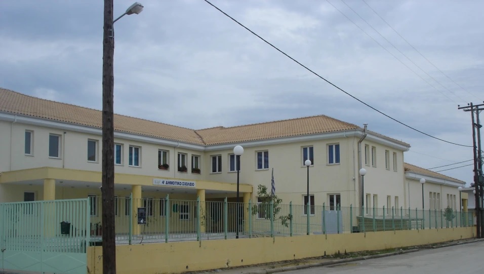 Πρέβεζα: Χειροπέδες σε δάσκαλο δημοτικού που κατηγορείται ότι έδειξε γυμνή φωτογραφία του σε μαθητές