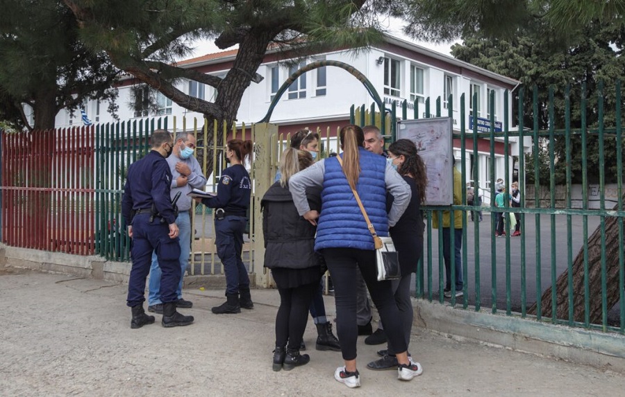 Συνελήφθη πατέρας αρνητής - Μήνυσε εκπαιδευτικούς επειδή δεν άφησαν τον γιο του να μπει στο σχολείο