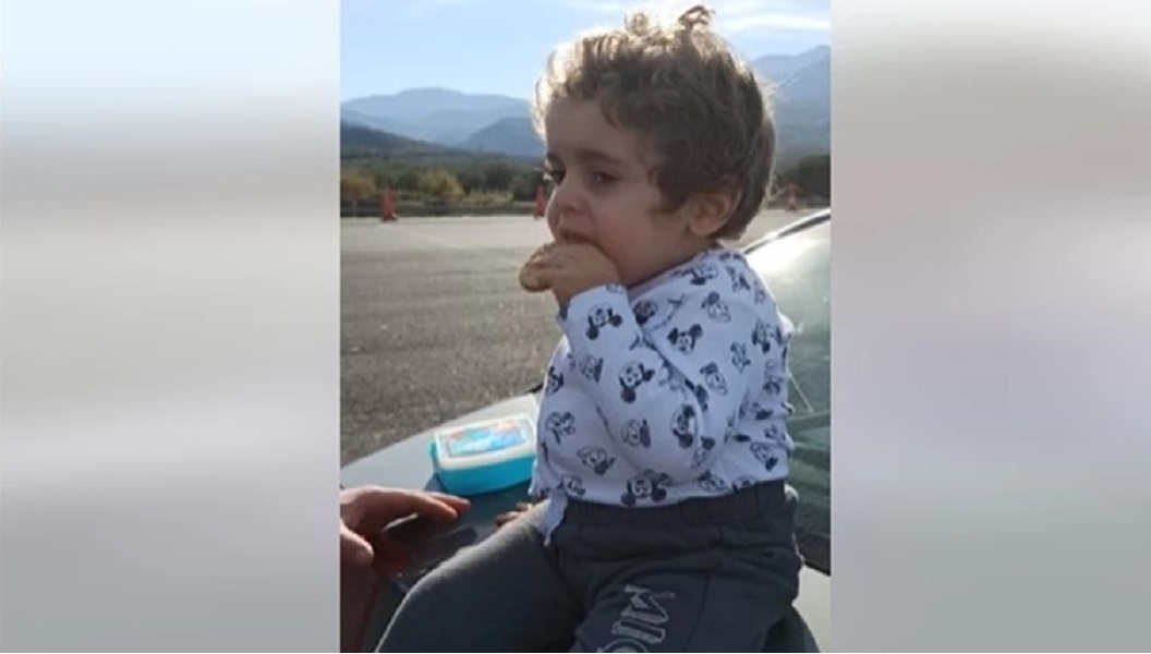 Το μήνυμα του Παναγιώτη – Ραφαήλ για τα Χριστούγεννα - Χαμογελαστός πάνω σε αυτοκίνητο