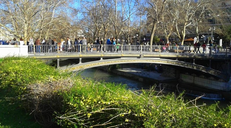 Φραστική επίθεση μαθητών σε Ιερείς χθες βράδυ στα Τρίκαλα