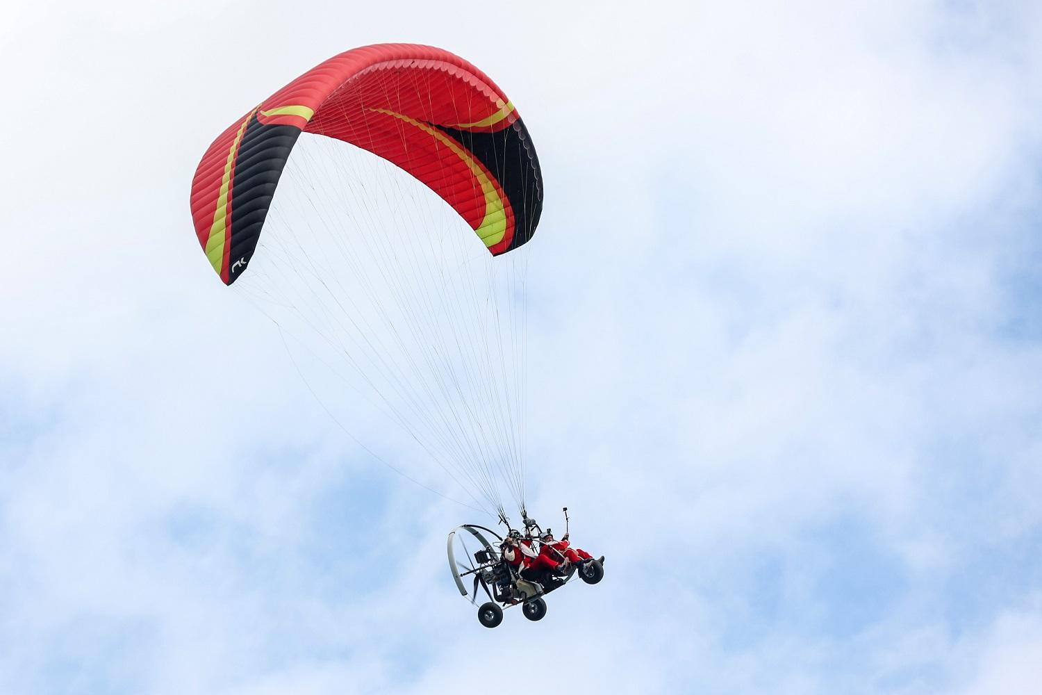 Ηράκλειο: Άη Βασίληδες πέταξαν με μηχανοκίνητο αλεξίπτωτο πλαγιάς και έριξαν μικρά δωράκια στα παιδιά